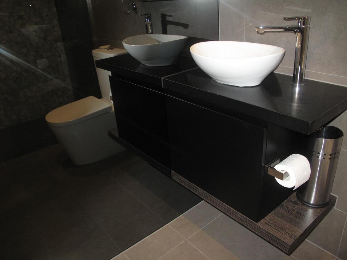 Modern 3 Bedroom Apt With Free Parking, Netflix, Wifi & Welcome Wine By Bnb Pro Melbourne City Exterior foto